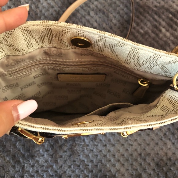 WHITE MICHAEL KORS LOGO CROSSBODY - Picture 3 of 4